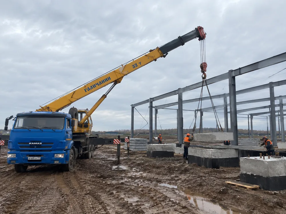 Автокран Галичанин 32 тонны монтирует каркас ангара